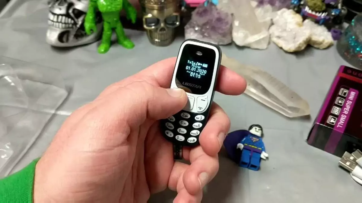 world-smallest-phone